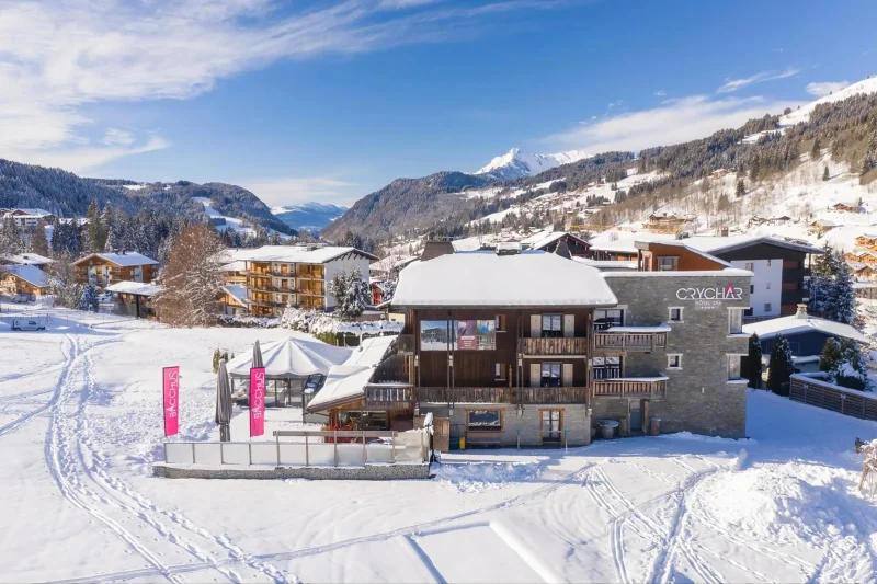 L'hôtel sous la neige, vu du ciel