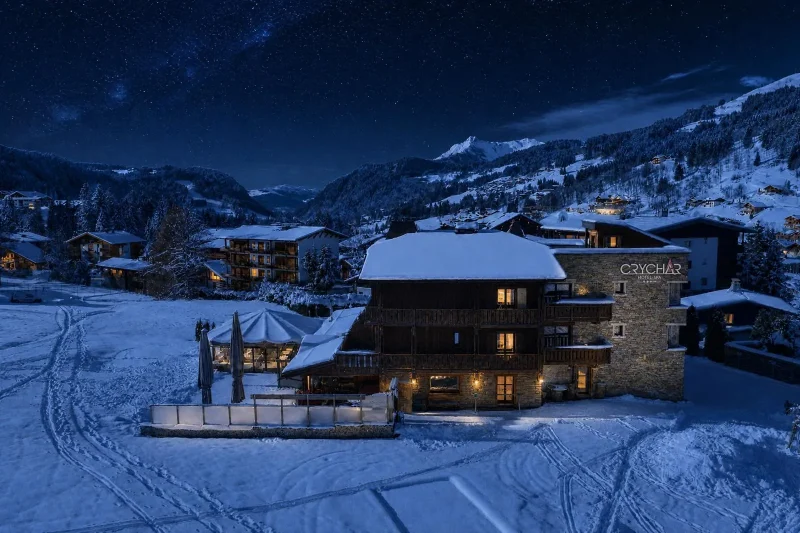 La façade illuminée, un soir de neige