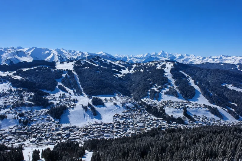 Le domaine des Gets enneigé, vu du ciel