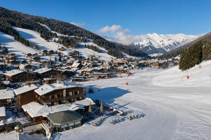 Les pistes et le village des Gets sous la neige