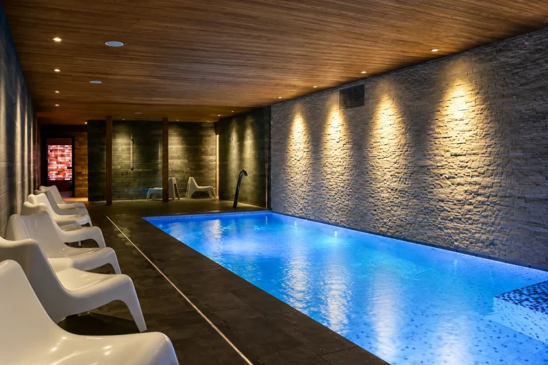 La piscine et ses transats