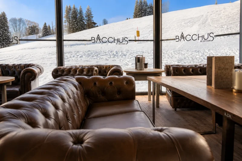 Le salon du Bacchus et sa vue sur les pistes