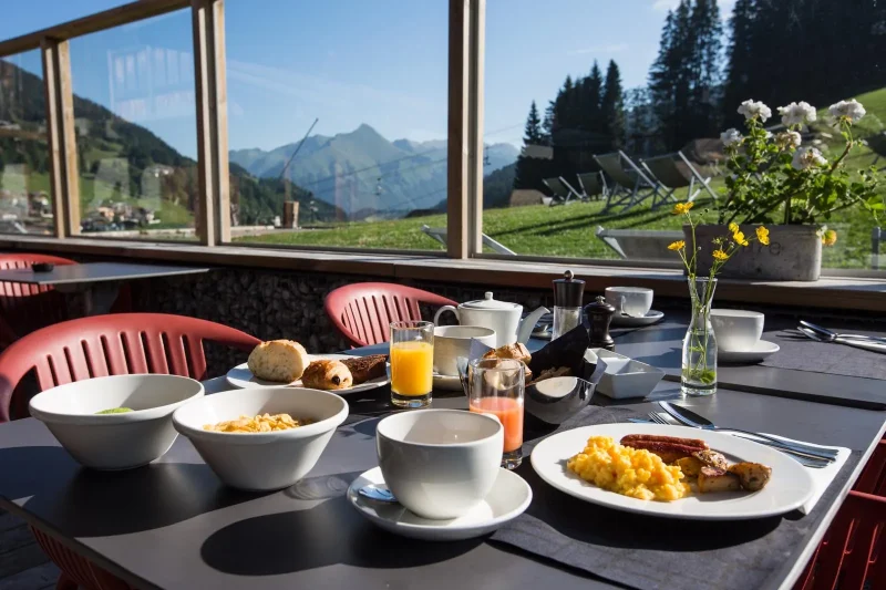 Le petit-déjeuner en terrasse