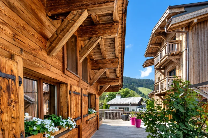 Le Crychar l'été, façade en bois et terrasse fleurie